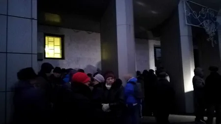 Pensionarii din Galați au stat toată noaptea ÎN GER ca să prindă BILETE la Revelion. ÎMBULZEALA și CERTURILE nu au lipsit
