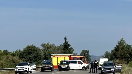 Alertă în Franța. Un avion al Forțelor Aeriene, folosit pentru instruirea piloților, a aterizat forțat pe un drum și a luat foc. Care este starea echipajului