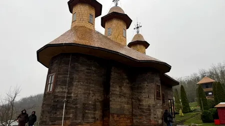 S-a încheiat restaurarea unei biserici de lemn veche de 200 de ani, din Moldova. Vezi cum arată acum capodopera arhitecturii populare
