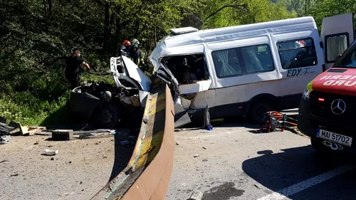 Grav accident în Neamț, soldat cu doi morți și trei răniți. Un TIR a agățat grinda unui pod CFR, care a căzut peste un microbuz cu pasageri (FOTO-VIDEO)