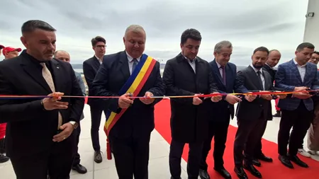 Moment amuzant la inaugurarea unui centru de tineret din Teiuș. Șase oficiali, dar numai cinci foarfeci. Al șaselea a tăiat panglica cu degetele