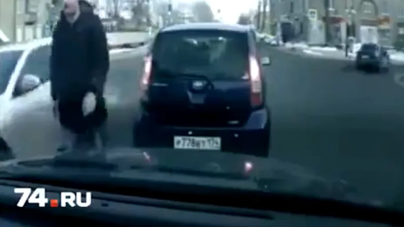 Reacția unui bărbat când vede un șofer aruncând gunoaie pe geam - VIDEO