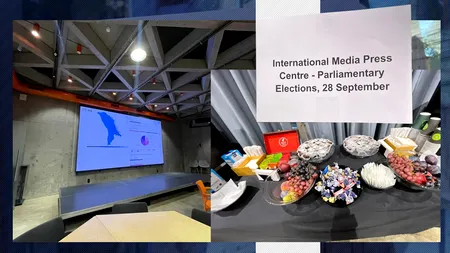 Jurnaliștii străini sunt tratați cu bomboane BUCURIA la centrul de presă din Chișinău