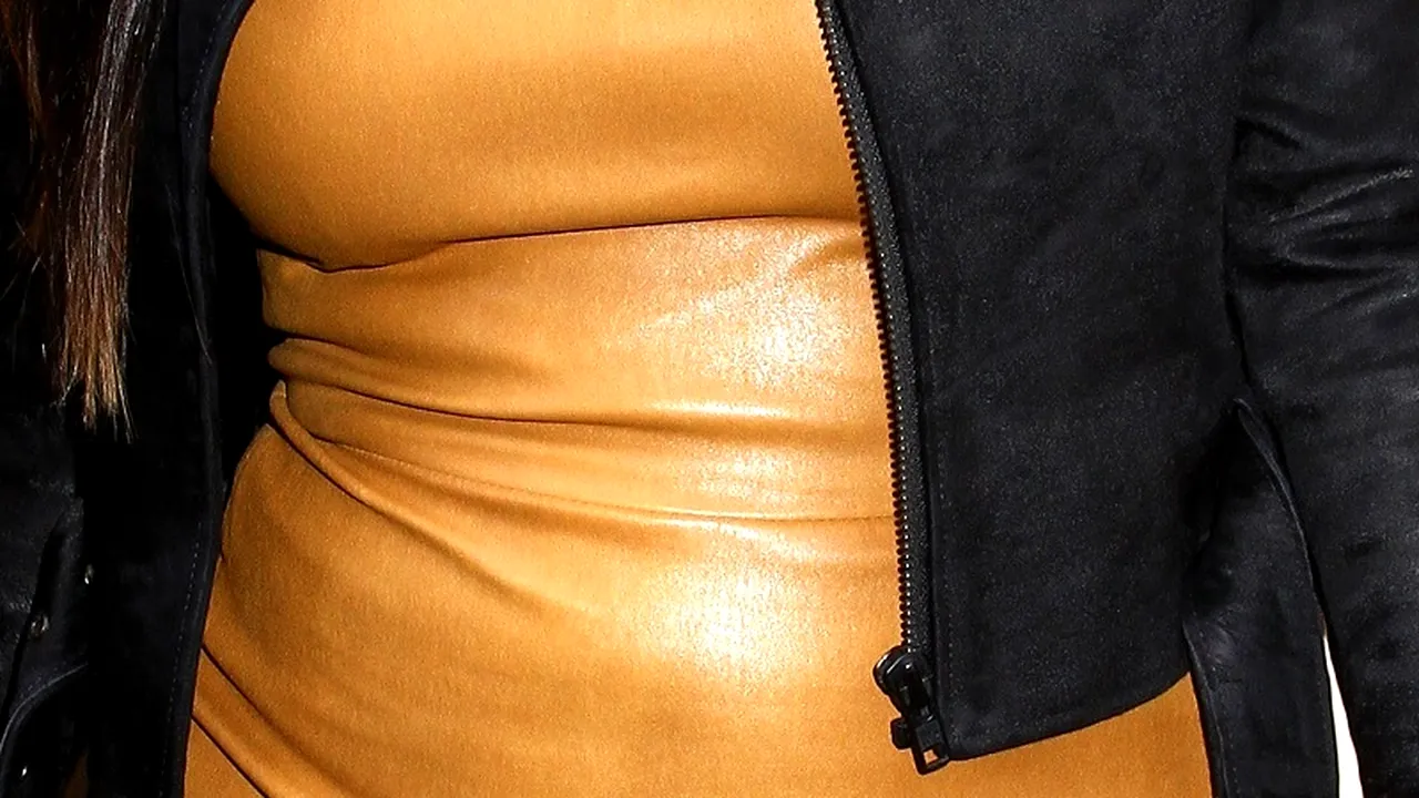 Însărcinată în cinci luni, poartă rochii stâmte din piele. Ce ascunde vedeta sub aceste ținute