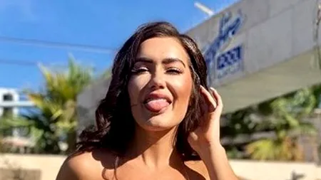 Un model face senzație cu „cel mai mic bikini din lume