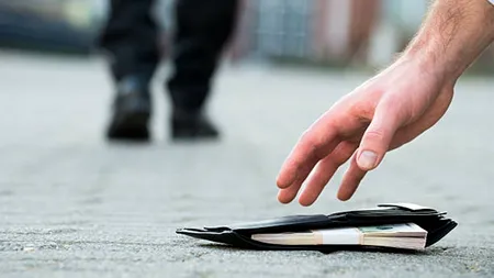 O femeie din Buzău care a găsit un plic de 28.000 lei este CERCETATĂ penal că nu a raportat suma la poliție