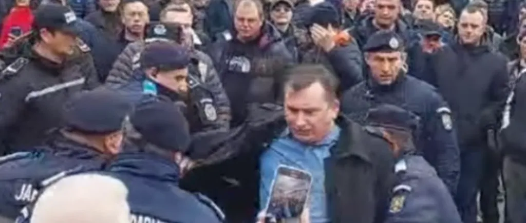 INCIDENT la mitingul anti-extremism organizat de PNL Suceava. Liderul partidului SOS Suceava, scos cu forţa de jandarmi de lângă scenă