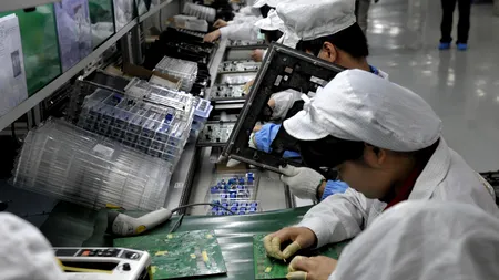 VIOLENȚE la o fabrică Foxconn. Peste 2.000 angajați au fost implicați. Autoritățile au detașat 5.000 de polițiști în campusul fabricii, unde lucrează 80.000 de oameni