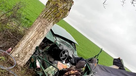 Accident cumplit între Tulcea și Constanța. O femeie a murit după ce a intrat cu mașina într-un copac (GALERIE FOTO)