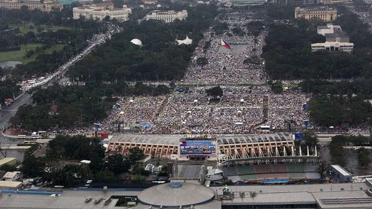 Trei filipinezi, arestați pentru că au glumit despre bombe în timpul slujbei Papei Francisc