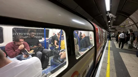 O femeie a supraviețuit miraculos după ce a fost lovită de două TRENURI într-o stație de metrou. 