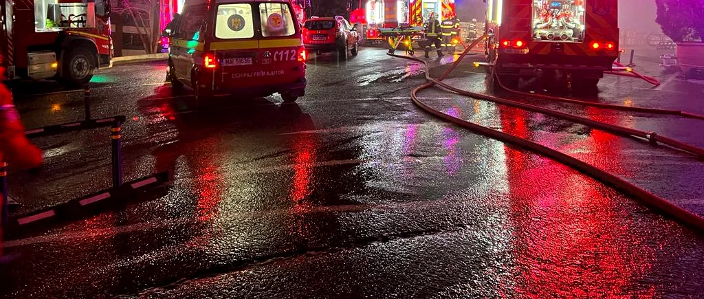 VIDEO | Incendiu puternic în curtea unui centru comercial din Cluj-Napoca. Clienţii au fost evacuaţi