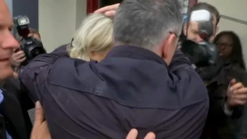 Marine Le Pen, atacată cu ouă în cursul unei deplasări electorale: Afară cu fasciștii!