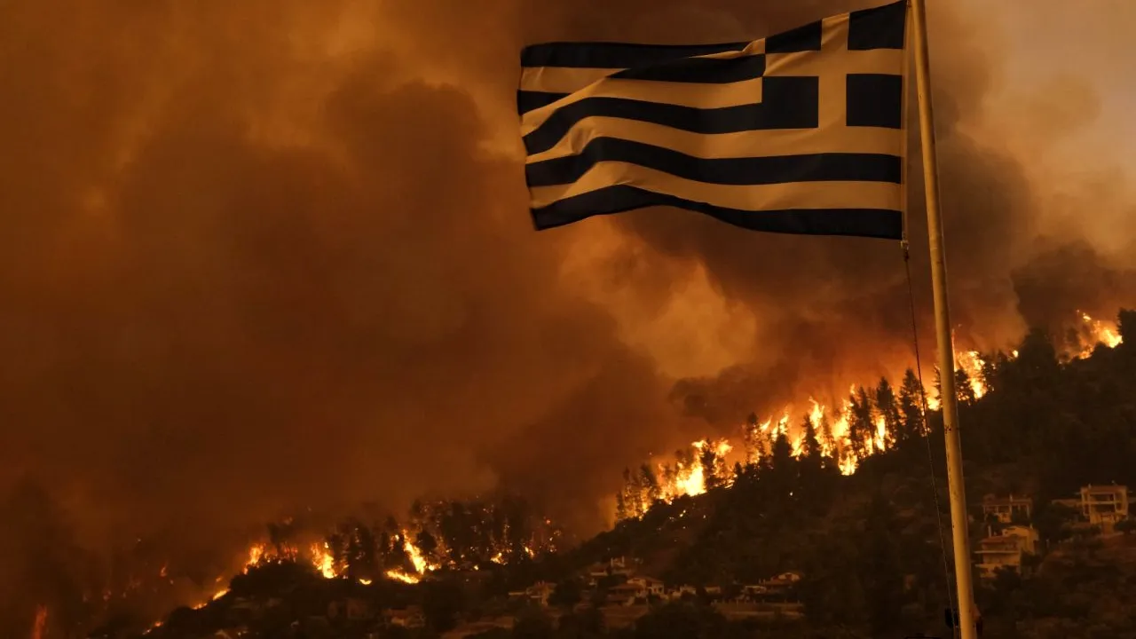 Pompierii români, în a cincea zi de luptă cu incendiile din Insula Evia