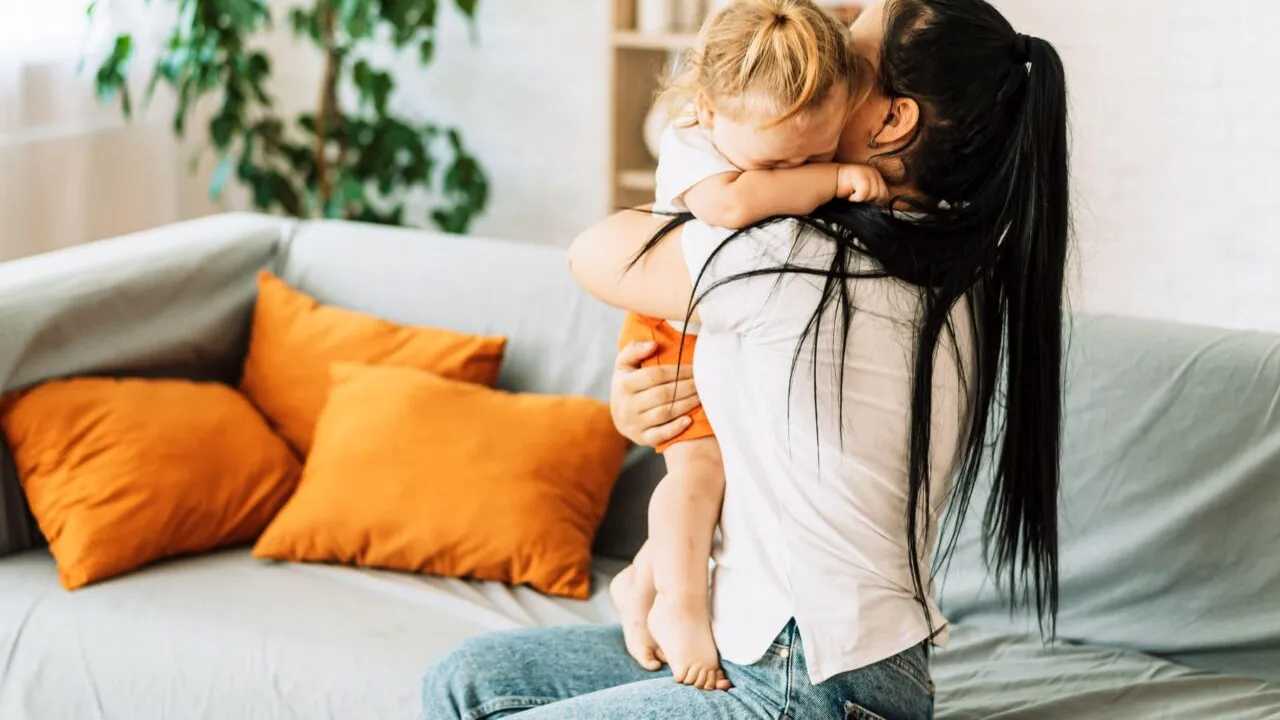 Cum se obține CONCEDIUL de creștere a copilului în 2025. Noi reguli și bani mai puțini pentru mămici