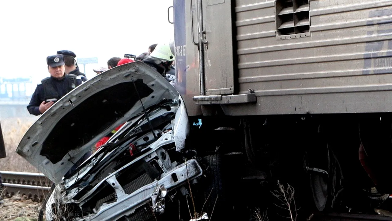 Trei bărbați din Timiș au murit după ce mașina în care erau a fost lovită de un tren