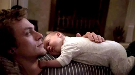 Bărbatul căruia i s-a interzis să-și țină copilul în brațe