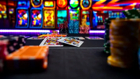 Statul vrea să limiteze sumele cheltuite lunar pe jocurile de NOROC. Cât va mai putea să joace un roman cu un salariu de 5.000 de lei