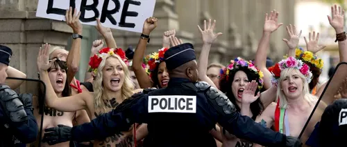 Zeci de membre ale mișcării Femen au manifestat în fața Palatului de Justiție din Paris. „Feministe, nu exhibiționiste