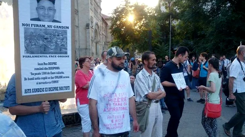 Aproape 200 de persoane au protestat în Piața Universității cerându-i demisia lui Victor Ponta