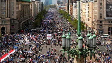 Lumea a ieșit în stradă la Varșovia. Zeci de mii de oameni protestează împotriva guvernului: Polonia ar putea fi dată afară din UE