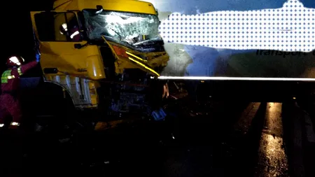 ACCIDENT GRAV. Un mort și un rănit după impactul dintre un microbuz și un TIR, în Mureș