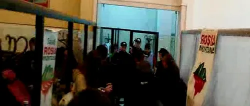 Protestatarii anti-Roșia Montană care au ocupat sediul Avocatului Poporului au plecat după ce legea minelor a picat în Parlament LIVE VIDEO