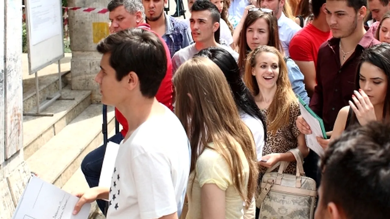 ADMITERE FACULTATE 2014. Peste 1.000 de absolvenți de liceu au format cozi de zeci de metri pentru a se înscrie la ASE