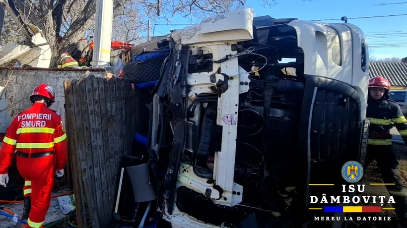 Accident mortal în Dâmbovița. Un TIR s-a răsturnat, iar șoferul a rămas încarcerat. Nu a mai putut fi salvat