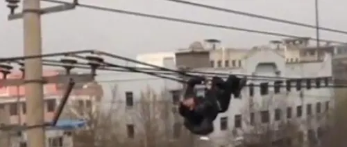VIDEO: Un chinez prins între firele electrice