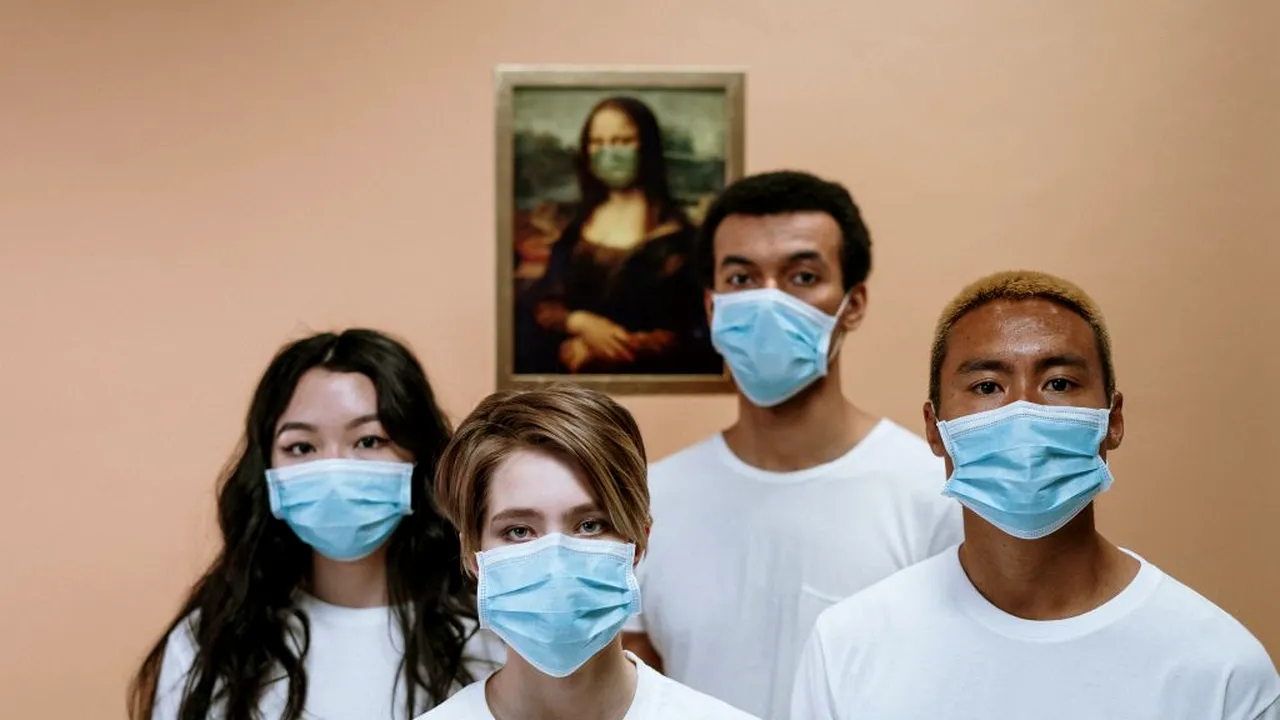 Măștile faciale, ineficiente pe timp de ploaie. Ce ne avertizează medicii