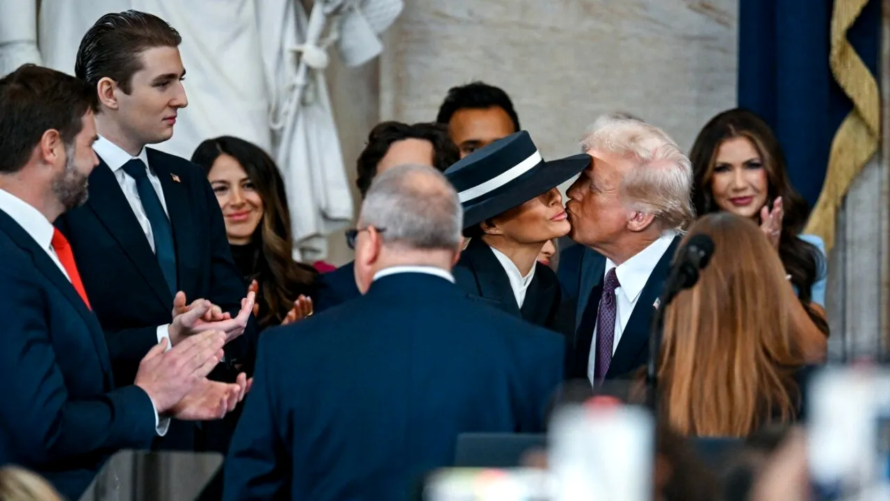 Meme pe X despre PĂLĂRIA Melaniei Trump. „Cu pălăria pe care o poartă, aproape că a suflat-o vântul”