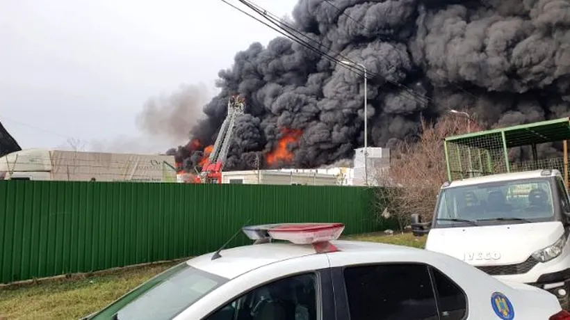 Incendiu puternic în Buzău, la un depozit de materiale reciclabile. Din cauza fumului dens, a fost trimis un mesaj RO-ALERT / FOTO