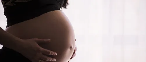 Profesorul de religie care a lăsat gravidă o elevă a recunoscut copilul