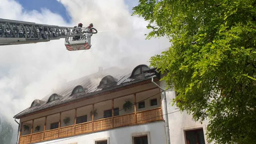 Incendiu puternic la acoperișul Mănăstirii Râmeț din județul Alba