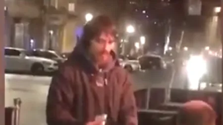 Fără bani, dar cinstit. Un bărbat i-a oferit unui cerșetor cardul bancar și codul PIN. Continuarea poveștii a impresionat mii de oameni VIDEO