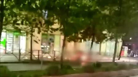 Scene ȘOCANTE în Centrul Vechi. Un bărbat cuprins de flăcări a fost surprins în timp ce zăcea pe trotuar