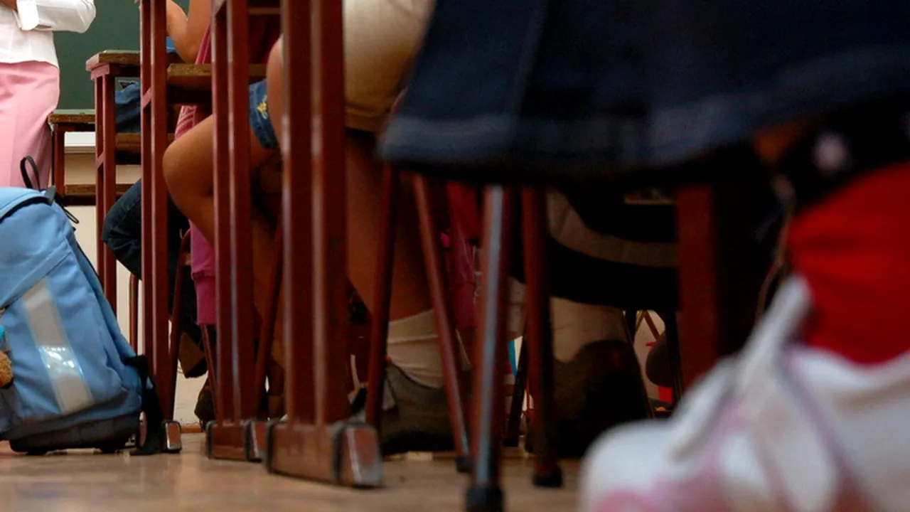 Ministrul Educației dezvăluie cum și-a justificat fapta profesorul de sport acuzat că fotografia eleve în toaleta școlii