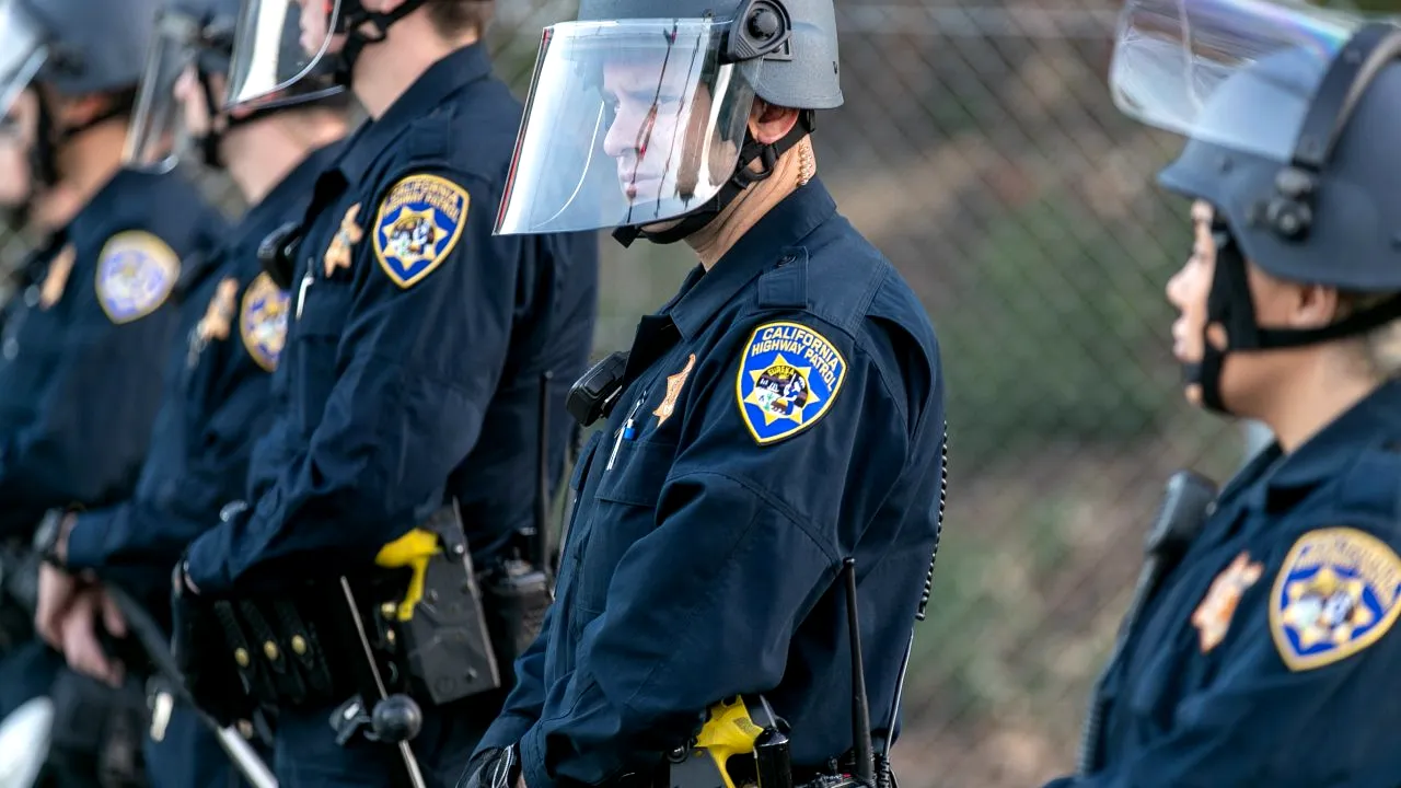 Doi polițiști din SUA, anchetați după ce au pus la pământ o bătrână care suferă de demență | VIDEO