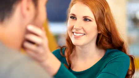 Scandal AMOROS într-o comună din Iași. Învățătoarea a luat-o la bătaie pe funcționara primăriei pentru că i-a făcut avansuri soțului ei