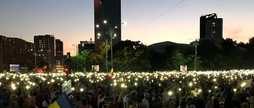 Protest 10 august | Protestatarii din Piața Victoriei au aprins luminile telefoanelor - FOTO / VIDEO