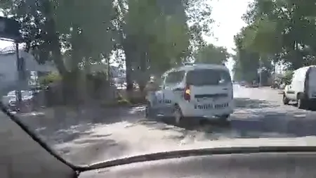 Ce s-a întâmplat cu acest polițist român, filmat când tăia fără jenă linia continuă dublă. VIDEO