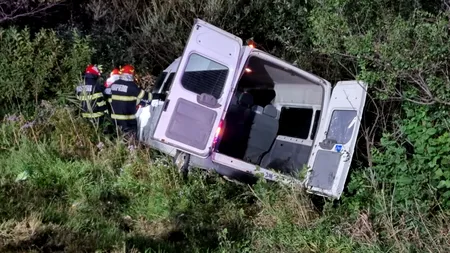 FOTO - VIDEO | Brașov: Șase copii au ajuns la spital, după ce microbuzul în care se aflau s-a răsturnat într-un șanț
