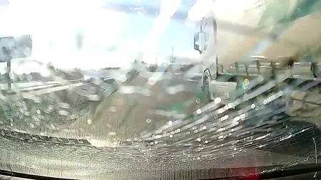 Un șofer din Cluj, la un pas de tragedie, după ce un ȚURȚUR uriaș căzut de pe un TIR i-a spart parbrizul mașinii chiar în timpul depășirii