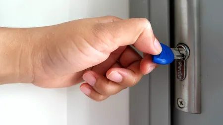 Ce a pățit un bărbat din PLOIEȘTI care a dat 135.000 de euro pe trei apartamente. „Avea perdele, uşile erau încuiate şi montase contoare”