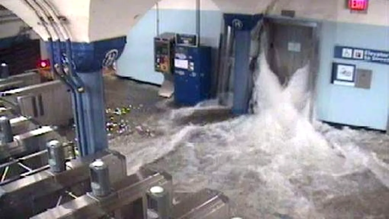 URAGANUL SANDY. Metroul din New York va începe să funcționeze de joi