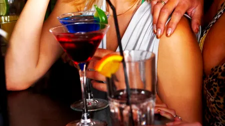 Ce să NU COMANZI niciodată de la bar. LISTA cocktail-urilor care îți DISTRUG sănătatea