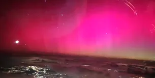 <span style='background-color: #2c4082; color: #fff; ' class='highlight text-uppercase'>VIDEO</span> FENOMEN spectaculos, extrem de rar, pe cerul României. Seamănă cu aurora boreală și a fost observat în nordul țării 