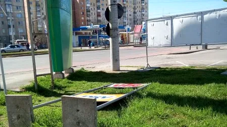 O bătrână a ajuns la spital după ce a fost lovită de un panou publicitar de 2,5 metri