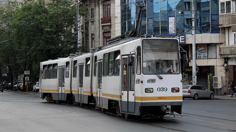 Trei tramvaie deraiate luni în București. Unele dintre cele mai aglomerate linii, blocate